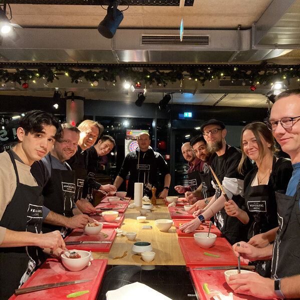 Foto: atlantis dx Team beim Kochen in Hensslers Küche